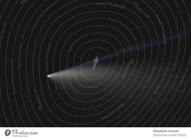 Komet C 2020 f3 Neowise mit Ionisationsschweif und Sternen im Hintergrund Raum Weltall Nacht Astronomie Himmel himmlisch Astrofotografie kosmisch interstellar