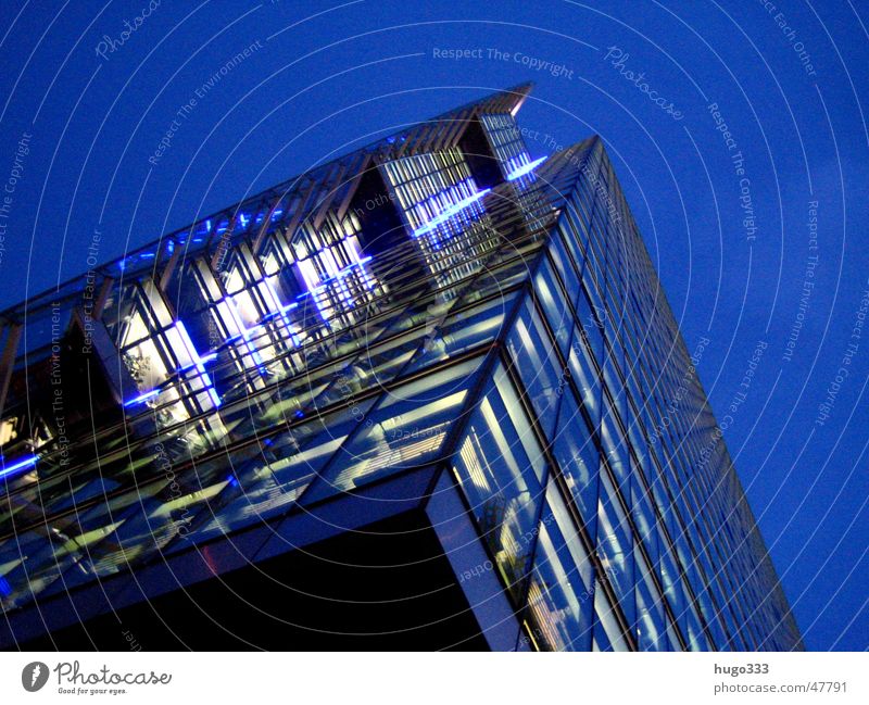 ein Blick nach oben Eisenbahn Nacht dunkel Hochhaus Potsdamer Platz Nachthimmel Berlin Turm Abend blau Licht hoch Beleuchtung modern Glas Architektur