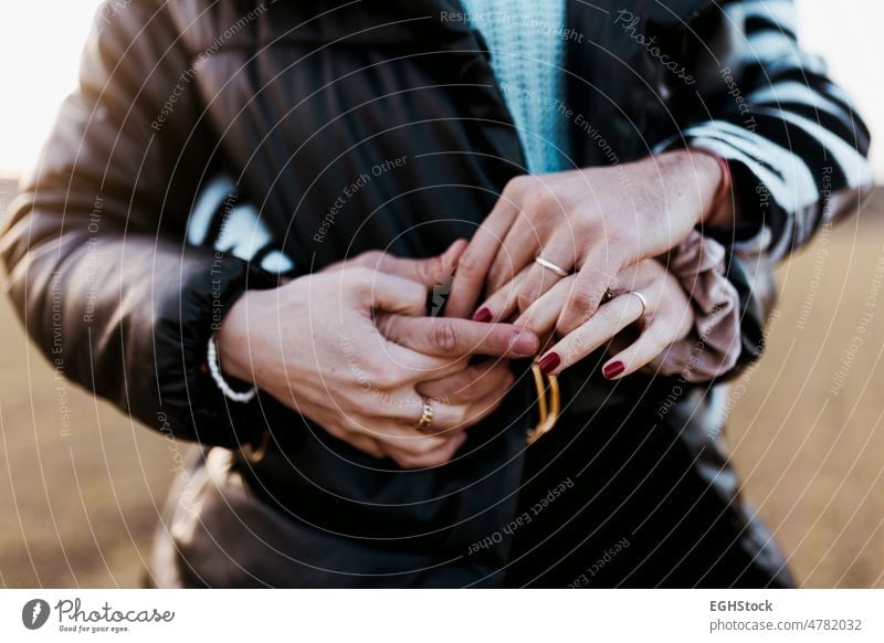 Paar, das sich umarmt und die Hände mit Verlobungsringen hält Engagement Ring Ringe Beteiligung Freundin Hochzeit Person Zusammengehörigkeitsgefühl Erwachsener