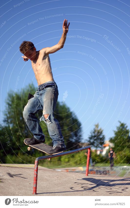 time to skate Skateboarding Sommer Mann Aktion Sport extrem Himmel Sportpark Le Parkour gefährlich Extremsport Jugendliche Blauer Himmel men Funsport guy man