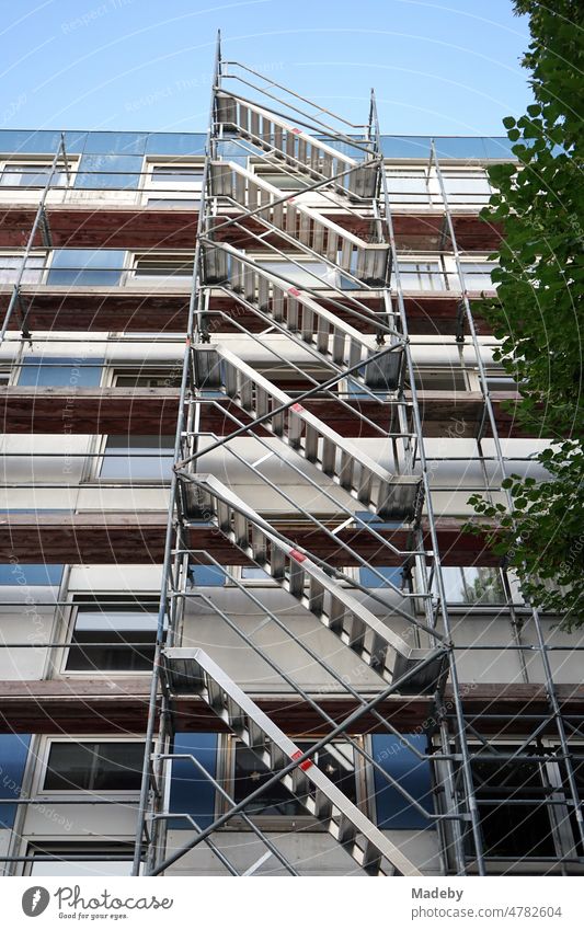 Modernes Baugerüst mit Treppen aus Eisen und Stahl bei der Sanierung der Fassade eines großen Gebäude der Sechzigerjahre und Siebzigerjahre im Stadtteil Bornheim in Frankfurt am Main in Hessen