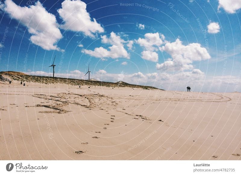 Windräder am Strand mit einem romantischen Paar in der Ferne Sand Landschaft wüst Natur Himmel Windmühle Pflanze azurblau Berghang Wüstengebiet