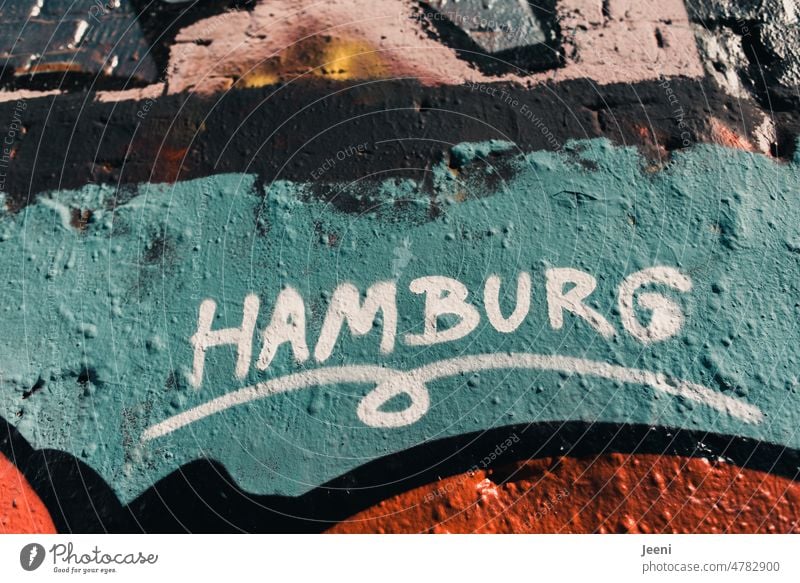 Hamburg - an die Wand gemalt Wort Zeichen Hansestadt Graffiti bunt Schrift Buchstaben Text Schmiererei Fassade Straßenkunst Kreativität Kunst Mauer