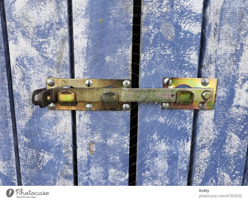 Verriegelte blaue Holztür, Detailaufnahme Riegel verriegelt verriegelt und verrammelt verschlossen verschlossene Tür Holzbrett bretterverschlag Bretterwand
