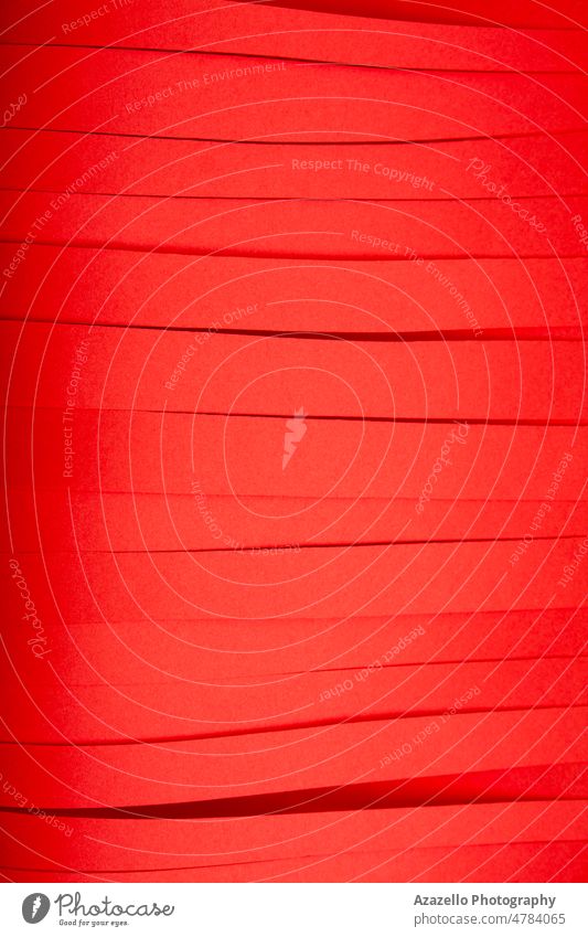 Abstrakte rote Papierstreifen Hintergrund mit parallelen Linien. Blutrote Papierstücke Textur. Streifen geschnitten Minimalismus Stillleben abstrakt Karmesinrot