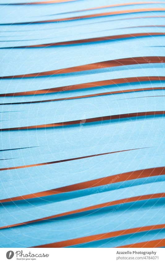 Blaue Cit-Papierstreifen Hintergrund. Einfache Farbe Papier Hintergrund in blau und rot. Streifen geschnitten Minimalismus Stillleben abstrakt Linien ruhend