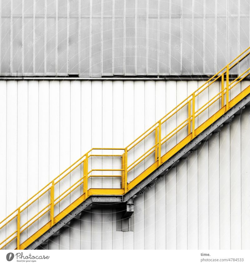 Verschnaufpause Treppe Halle Lagerhalle aufwärts gelb Metall fassade wand stahl Architektur Industrie Gebäude Fabrik Industriefotografie