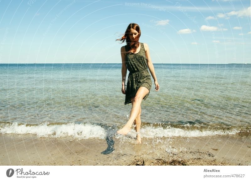 Ein erfrischender Sommergruß Ausflug Schwimmen & Baden Junge Frau Jugendliche Beine 18-30 Jahre Erwachsene Wasser Himmel Schönes Wetter Strand Meer Horizont