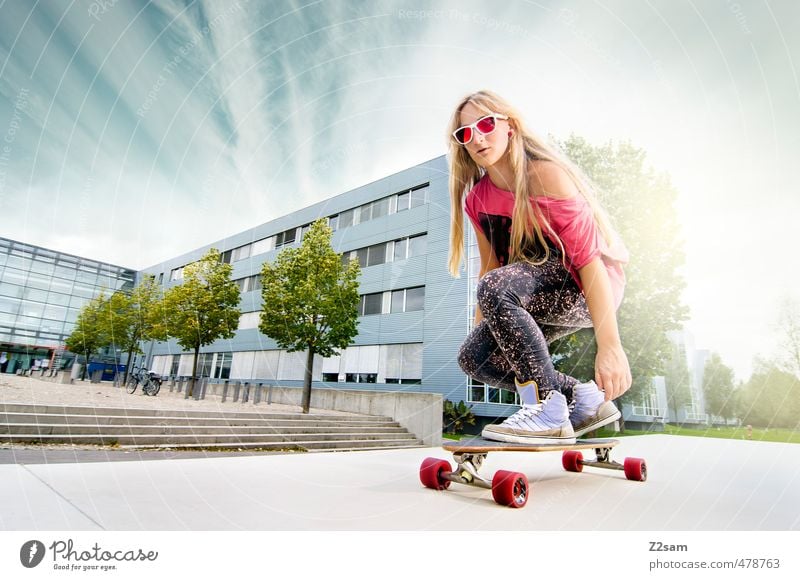 Bretter, die die Welt bedeuten! Lifestyle Stil Sport Skateboarding Longboard feminin Junge Frau Jugendliche 1 Mensch 18-30 Jahre Erwachsene Landschaft Himmel