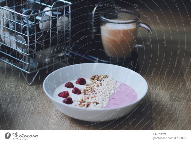 Joghurtfrühstück mit Müsli und einem Cappuccino Frühstück Schalen & Schüsseln Gesundheit melken Frucht Haferflocken Mahlzeit Diät Dessert Beeren weiß frisch süß