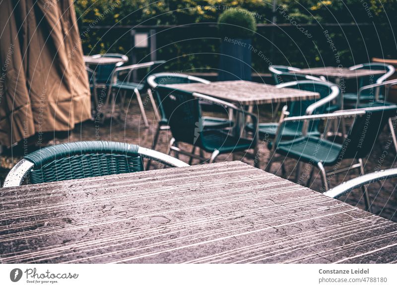 Leeres Straßencafé mit Regentropfen auf den Tischen Regentag Café Eisdiele Nass leer Stühle Gastronomie Sitzgelegenheit geschlossen Möbel Tourismus Lockdown