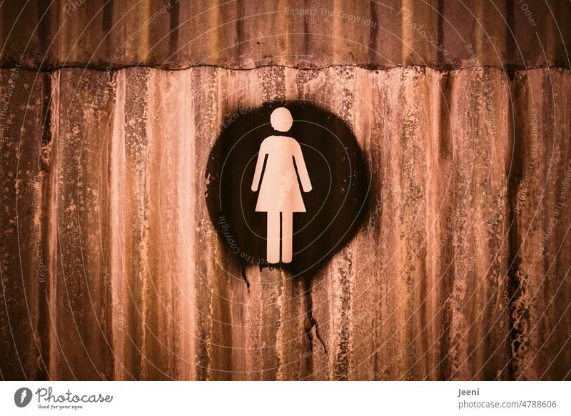 Alte Metalltür mit Piktogramm Damen WC Frauen Toilette öffentliche Toilette Tür Wellblech braun Klo Sanitäranlagen rund Schilder & Markierungen Wand Eingang