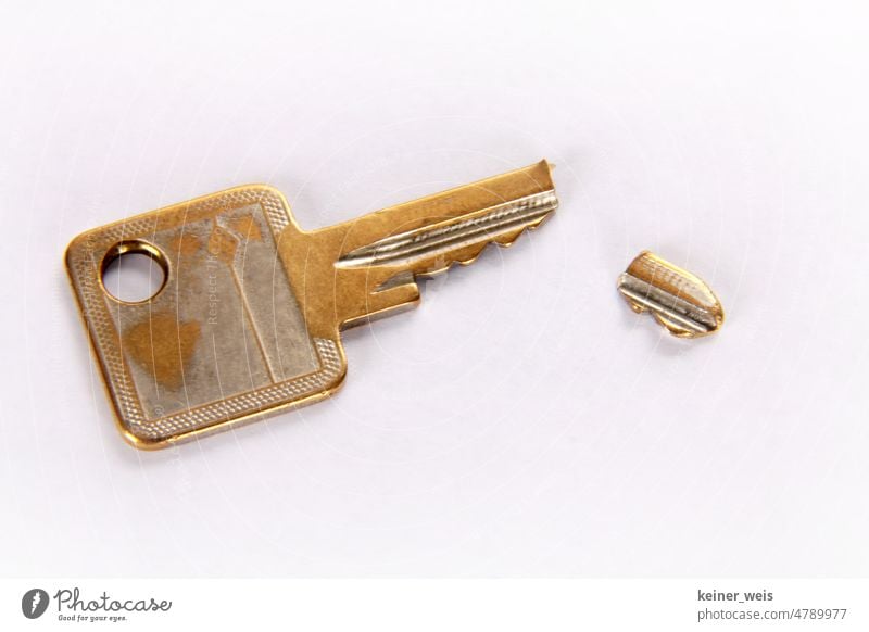 Gebrochener Schlüssel. So ein Missgeschick. Die Tür bleibt zu. gebrochen kaputt Bartenschlüssel Haustürschlüssel entzweit Schlüsseldienst Scheidung Trennung
