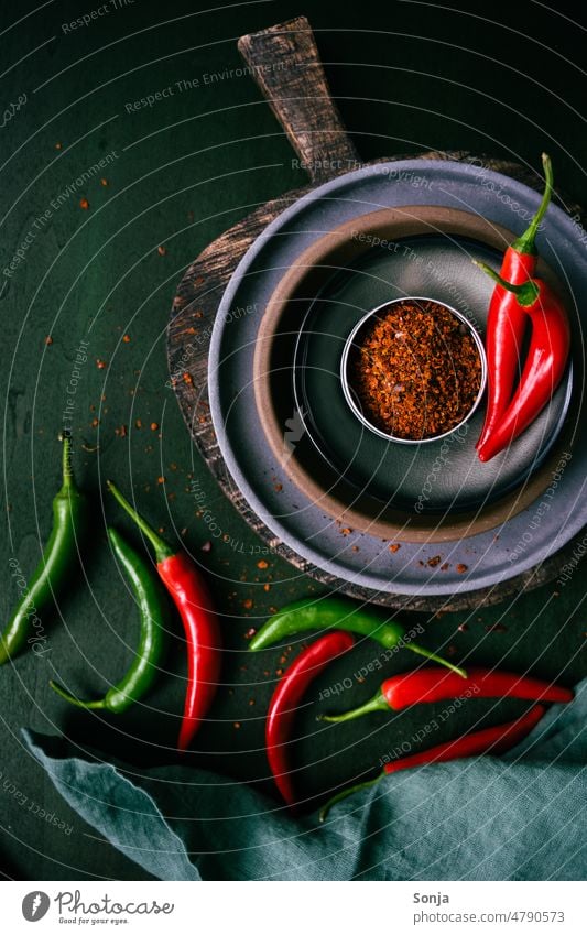 Chilli Pulver Gewürz in einer Schüssel auf einem rustikalen Tisch gewürz Peperoni Scharfer Geschmack rot Chili Kräuter & Gewürze Farbfoto Gemüse Würzig