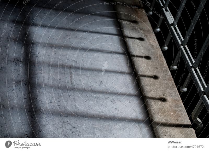 Schatten eines Treppengeländers auf dem Boden, still und halbdunkel Muster kontrastarm Linien Metall Linoleum Geländer kühl leise dämmerig Strukturen & Formen