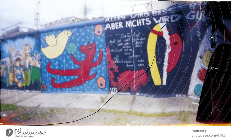 berliner mauer Mauer Kunst Relief Redewendung Berlin Wahrzeichen Denkmal restmauer mauerteil lochkamera Graffiti zeitgeschichte zeitgeschehen