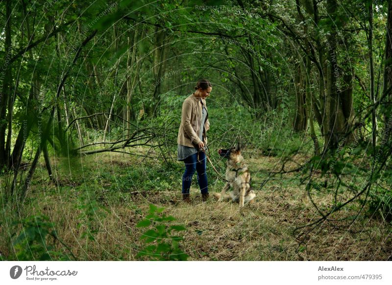 Bin mal eben mit dem Hund raus... - junge Frau mit Schäferhund in der Natur auf einem Spaziergang Ausflug Abenteuer wandern Junge Frau Jugendliche 18-30 Jahre