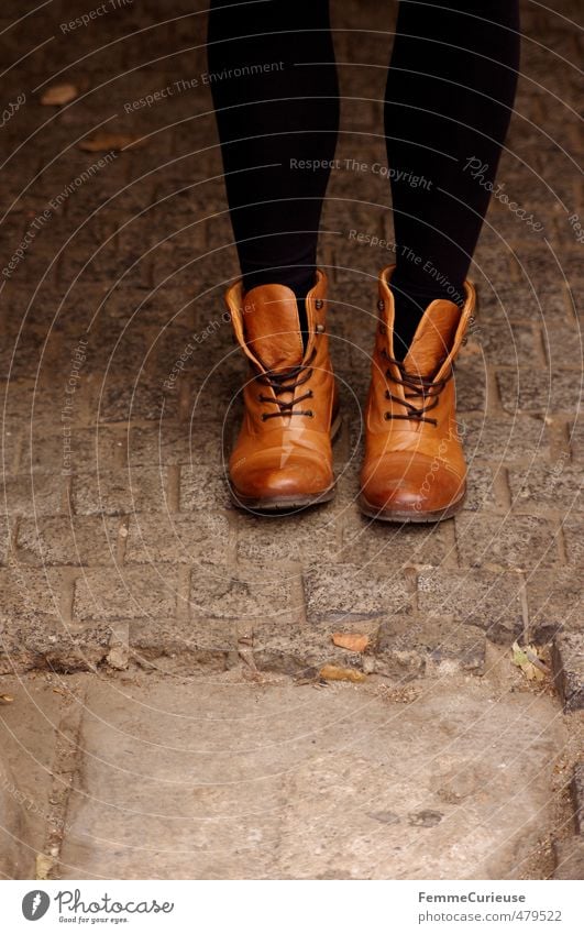 Autumnal Boots. Lifestyle Stil feminin Junge Frau Jugendliche Erwachsene Beine Fuß 1 Mensch 13-18 Jahre Kind 18-30 Jahre modern Wärme Stiefel offen braun