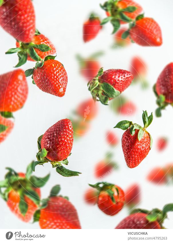 Fliegende Erdbeeren auf weißem Hintergrund. fliegen erdbeeren weißer Hintergrund lecker Gesundheit Sommer Beeren Schweben von Lebensmitteln fallend Früchte