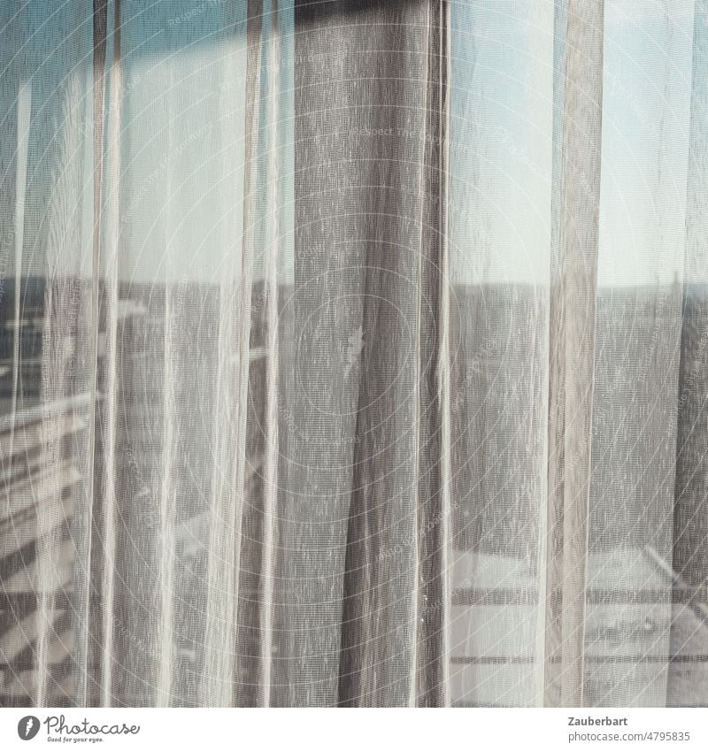 Blick auf dem Fenster auf Stadt, Gardinen, Schatten und Licht Hotel Hotelfenster Falten Morgen verträumt ruhig Vorhang Innenaufnahme Stoff Sonnenlicht Raum
