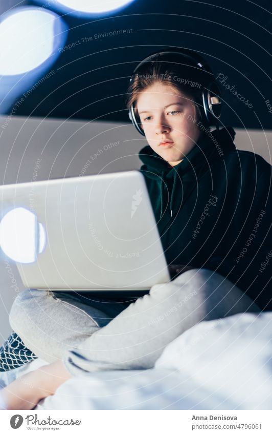 Teenager-Mädchen mit Laptop in der Wohnung online Schule Kind digital Bildung Hausaufgabe Selbstisolierung Technik & Technologie Computer heimwärts Kindheit