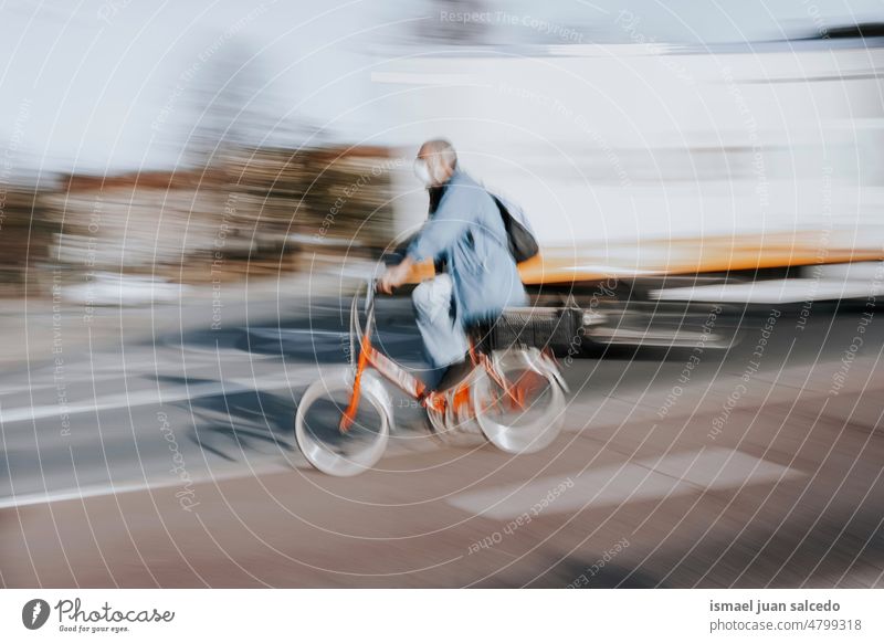 radfahrer auf der straße verkehrsmittel in der stadt bilbao, spanien Radfahrer Biker Fahrrad Transport Verkehr Sport Fahrradfahren Radfahren Übung Aktivität
