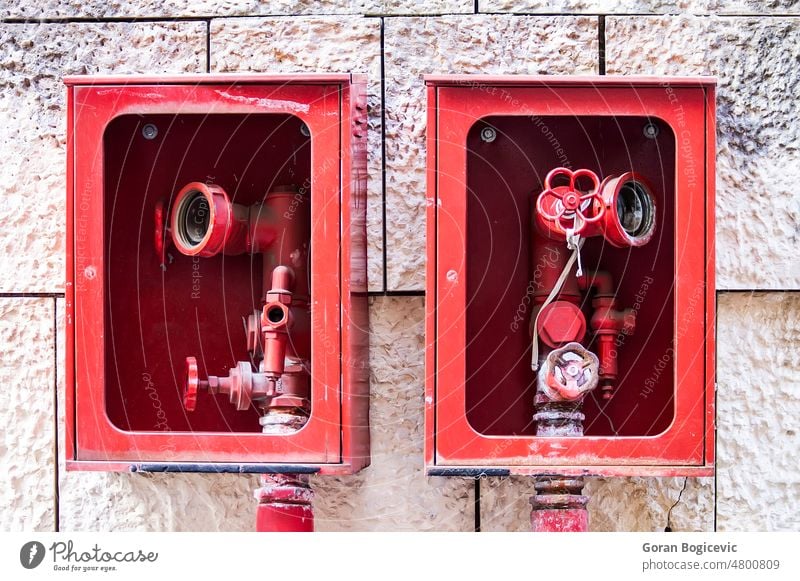 Hydrant Sicherheit Notfall außerhalb löschen Wasser rot Stecker Schlauch Schutz Metall Farbe Röhren Stahl im Freien Feuerlöscher Prävention farbenfroh