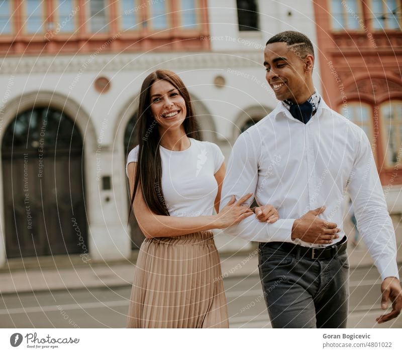 Junges multiethnisches Paar geht auf der Straße Erwachsener Amerikaner attraktiv schön schwarz Freund sorgenfrei lässig Kaukasier Großstadt umarmend genießend