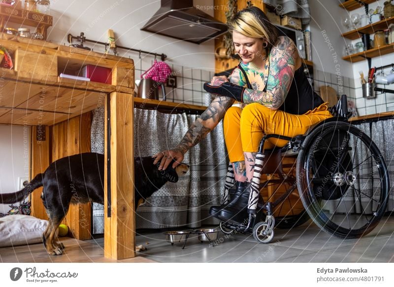 Junge Frau Im Rollstuhl, Der Eine Tablette Hält Stockfoto - Bild von  sitzung, ausrüstung: 47076440