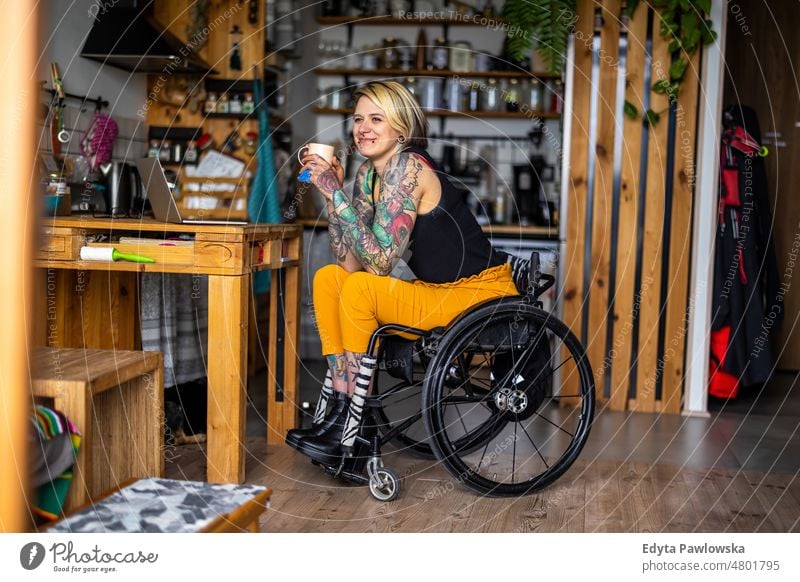 Junge Frau Im Rollstuhl, Der Eine Tablette Hält Stockfoto - Bild von  sitzung, ausrüstung: 47076440