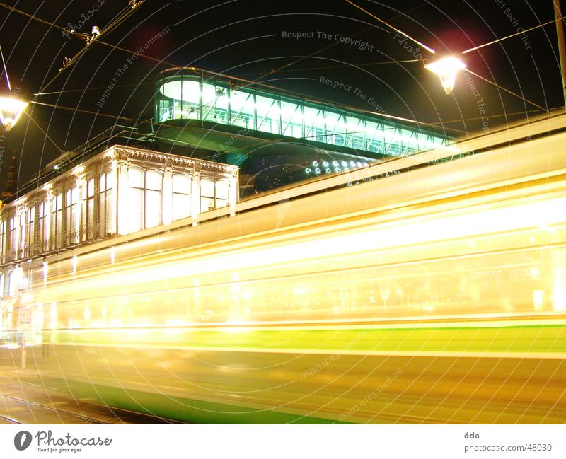 in motion Straßenbahn Langzeitbelichtung Licht Nacht Graz Lampe kunsthaus Bewegung