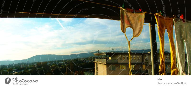 Waschen mit Aussicht Wäsche trocknen Waschtag hängen Panorama (Aussicht) Hochhaus Balkon groß Panorama (Bildformat)