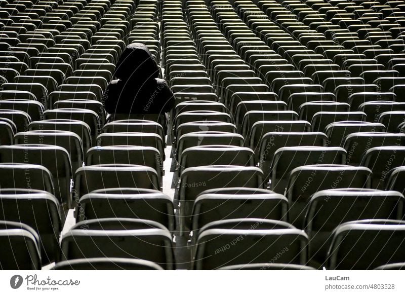 Freie Platzwahl Stuhl Reihe Stuhlreihe Gestalt alleine einsam Einsamkeit Leere Publikum Sitzreihe Sitzgelegenheit sitzen dunkel düster geheimnisvoll