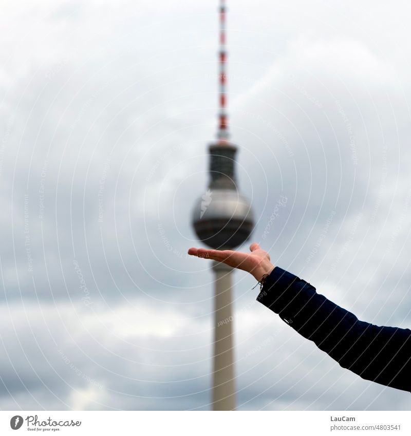 Leichtgewicht Fernsehturm Alexanderplatz Hand schweben Kugel Himmel Wolken wolkig Arm Berliner Fernsehturm Wahrzeichen Turm Berlin-Mitte Hauptstadt Sightseeing