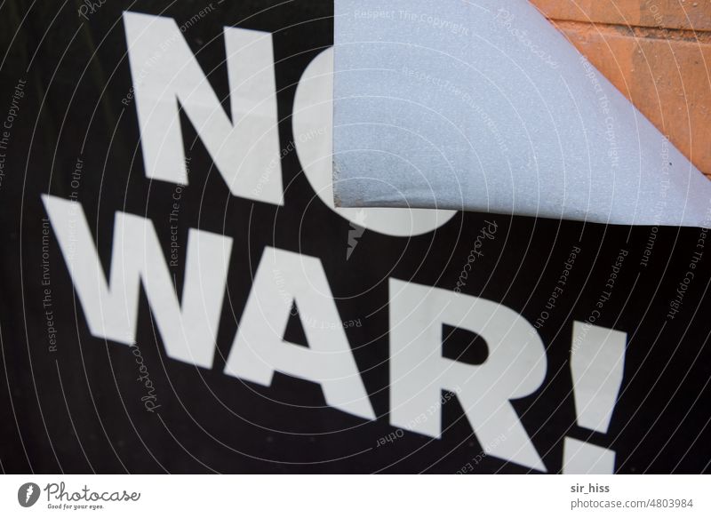 [hansa BER 2022] NO WAR! Plakat krieg Aufruf ablösen Mauer vergänglich abblättern schwarz weiß