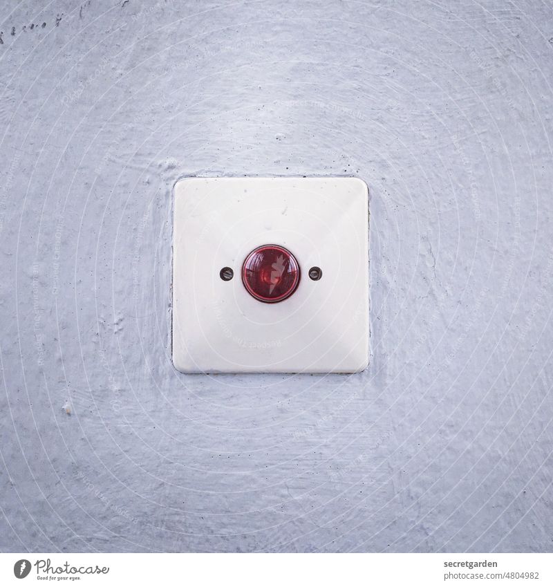[hansa BER 2022] Das Runde im Eckigen Schalter rot Wand Lichtschalter Warnung weiß minimalistisch drücken Haptik Putz Innenraum Detailaufnahme Farbfoto