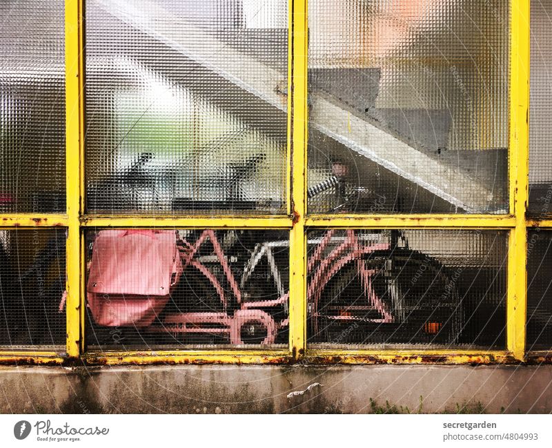 [hansa BER 2022] In die Jahre gekommen Fahrrad mobil Glas Treppenhaus abstellen Abstellplatz Wand Mobilität parken Verkehrsmittel Rad Fahrradfahren Menschenleer