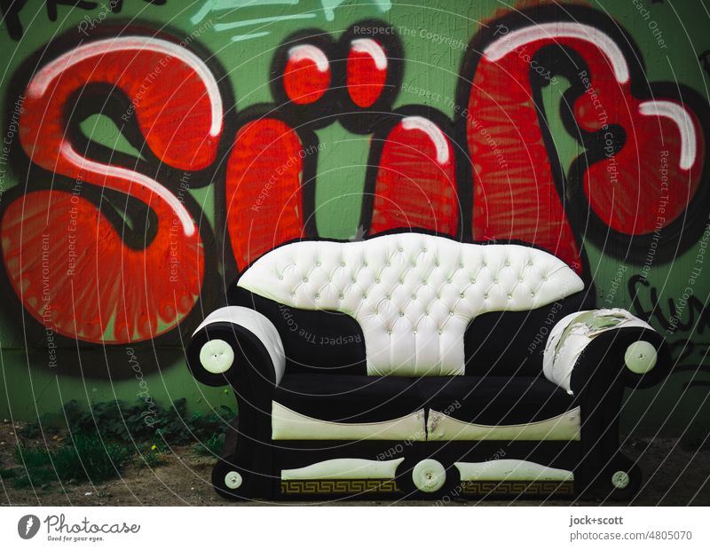 Kitsch kennt keine Grenzen - extravagantes Sofa vor poppigen Süß abgestellt Straßenkunst Wort Deutsch süß Typographie Graffiti Kreativität Wand Schriftzeichen