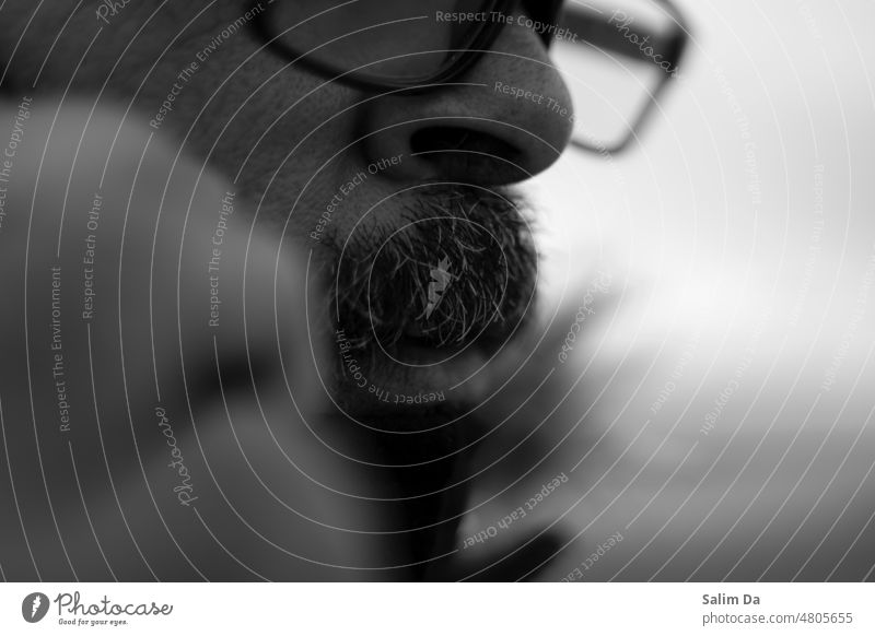 Schnurrbart in Großaufnahme Nahaufnahme Oberlippenbart Schnurrbarthaare schließen abschließen Nähe Brille Brille auf Schwarzweißfoto schwarz auf weiß