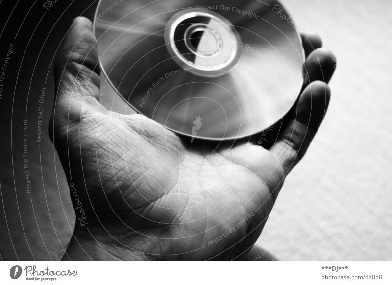 Datentransfer Compact Disc Hand Daumen Finger multimedial Medien Datenträger Reflexion & Spiegelung compact disc Schwarzweißfoto Schatten shadow