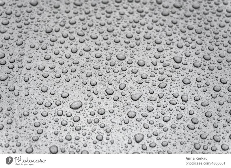Wassertropfen auf glatter Oberfläche Regentropfen Tropfen Punkte grau Strukturen & Formen Monochrom glatte Oberfläche nass Scheibe schlechtes Wetter glänzend