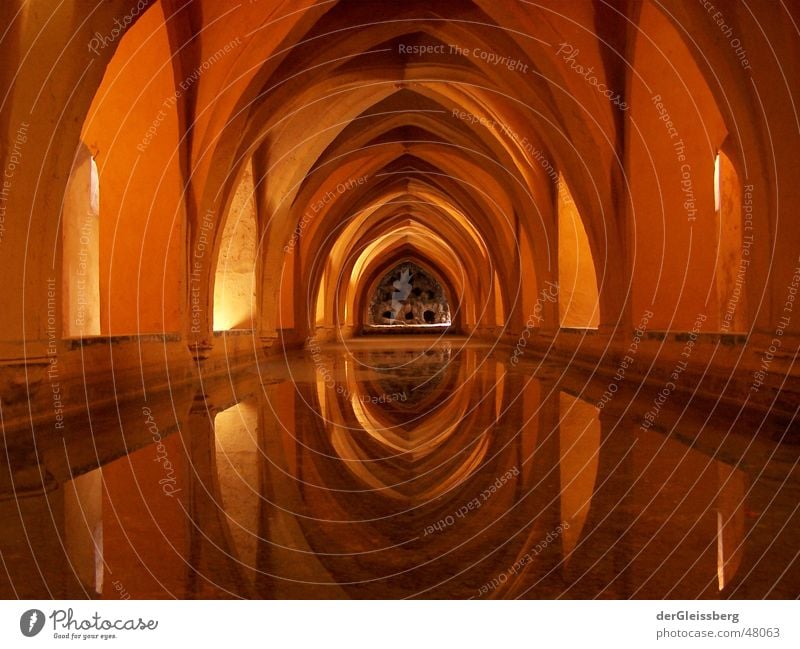 spanisches Gewölbe, spanish arch Arkaden Strebe weich Licht braun Spanien Reflexion & Spiegelung Geborgenheit Zufriedenheit ruhig Gemäuer Ecke Innenaufnahme