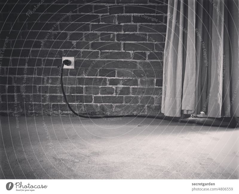 [hansa BER 2022] Stromlinienförmig Schwarzweißfoto Steckdose Wand Ziegel Teppich Vorhang Raum Innenraum Architektur Innenarchitektur minimalistisch Menschenleer