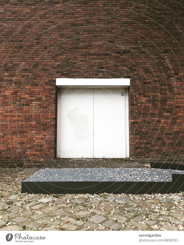[hansa BER 2022] Wenn eine Tür sich schließt, öffnet sich eine andere. Tor Durchgang geschlossen minimalistisch Fassade Backstein weiß rot grau Fluchttür