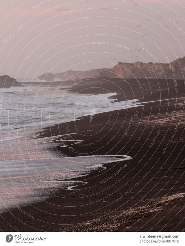 Küstenlinie und schwarzer Sandstrand in Maule, Chile Strand Ufer MEER Meer Pazifik maule Klippe Wellen