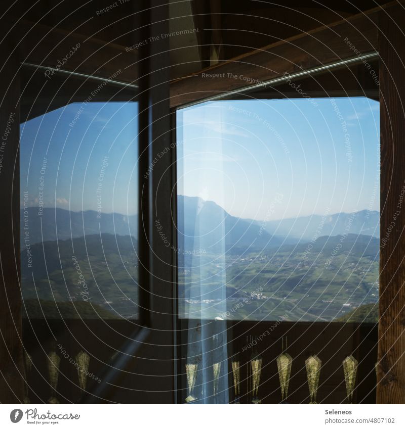 Spiegelbild Spiegelung speigeln Fensterscheibe Landschaft Berge u. Gebirge Landschaftsformen zimmer Innenaufnahme Farbfoto Menschenleer Natur Himmel Sommer