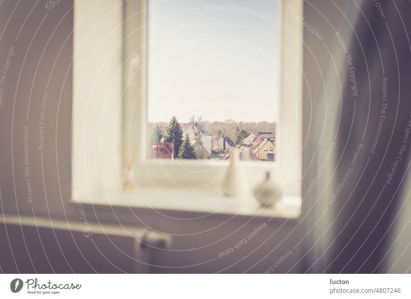 Fensterblick in ostdeutsche Siedlung Schönes Wetter Deutschland Europa Gebäude Architektur Glas ästhetisch Farbfoto Außenaufnahme Menschenleer Tag Sonnenlicht