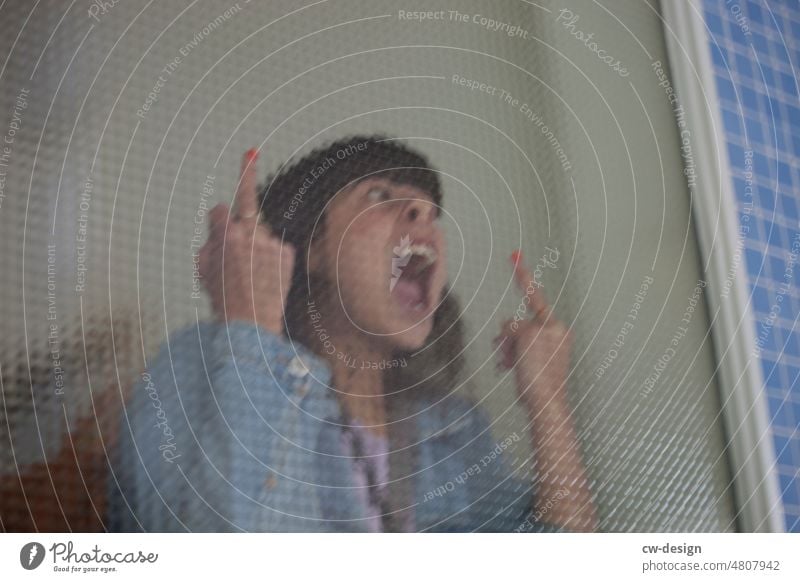 Frau mit noch mehr Emotionen Schrei Stinkefinger Glas Muster