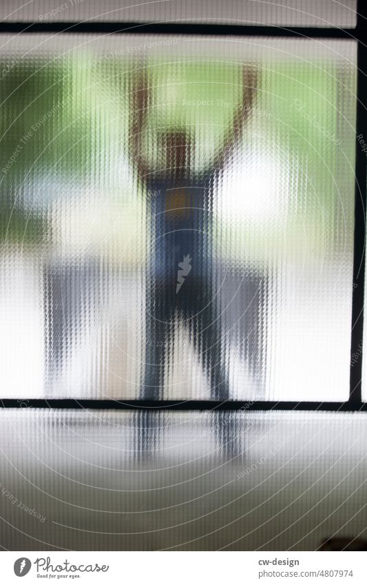 [hansa BER 2022]  Anonyme Einsamkeit im Hansaviertel Anonymität Glasscheibe Transparenz anonym transparenz durchsichtig Fenster transparent Scheibe transluzent