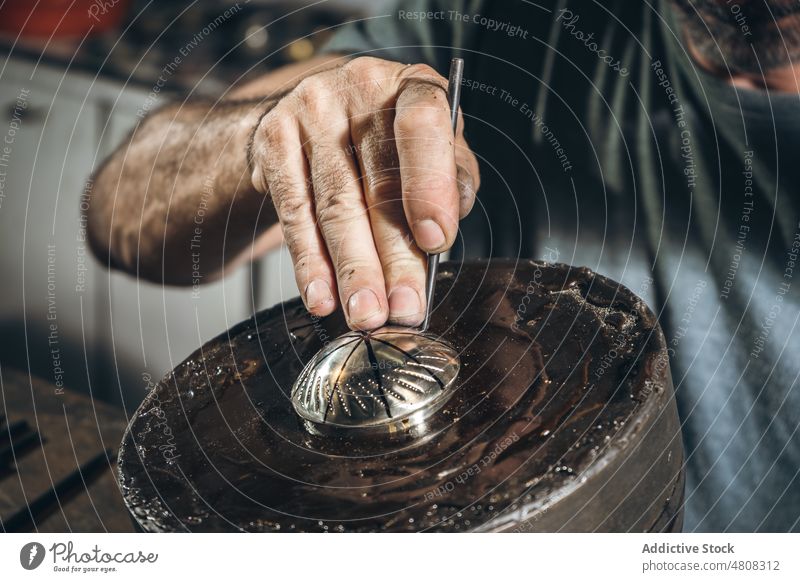 Anonymer Silberschmied stanzt Ornament auf Silberdeckel Mann Bowle schnitzen Hammer Tisch Werkstatt Deckel männlich reif Lebensmitte kreieren Kunstgewerbler